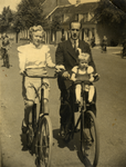 807671 Portret van Jo en Joh. Janssen met hun dochtertje Hanneke op de fiets op de Amsterdamsestraatweg te Utrecht, ter ...
